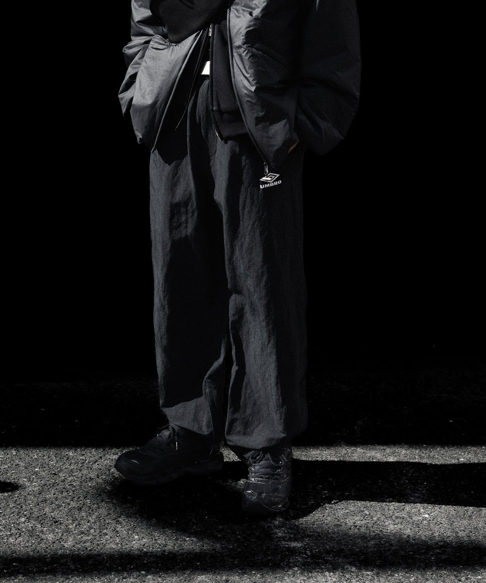 ssstein × UMBRO】LINEN/NYLON TRACK TROUSERS - BLACK | 公式通販