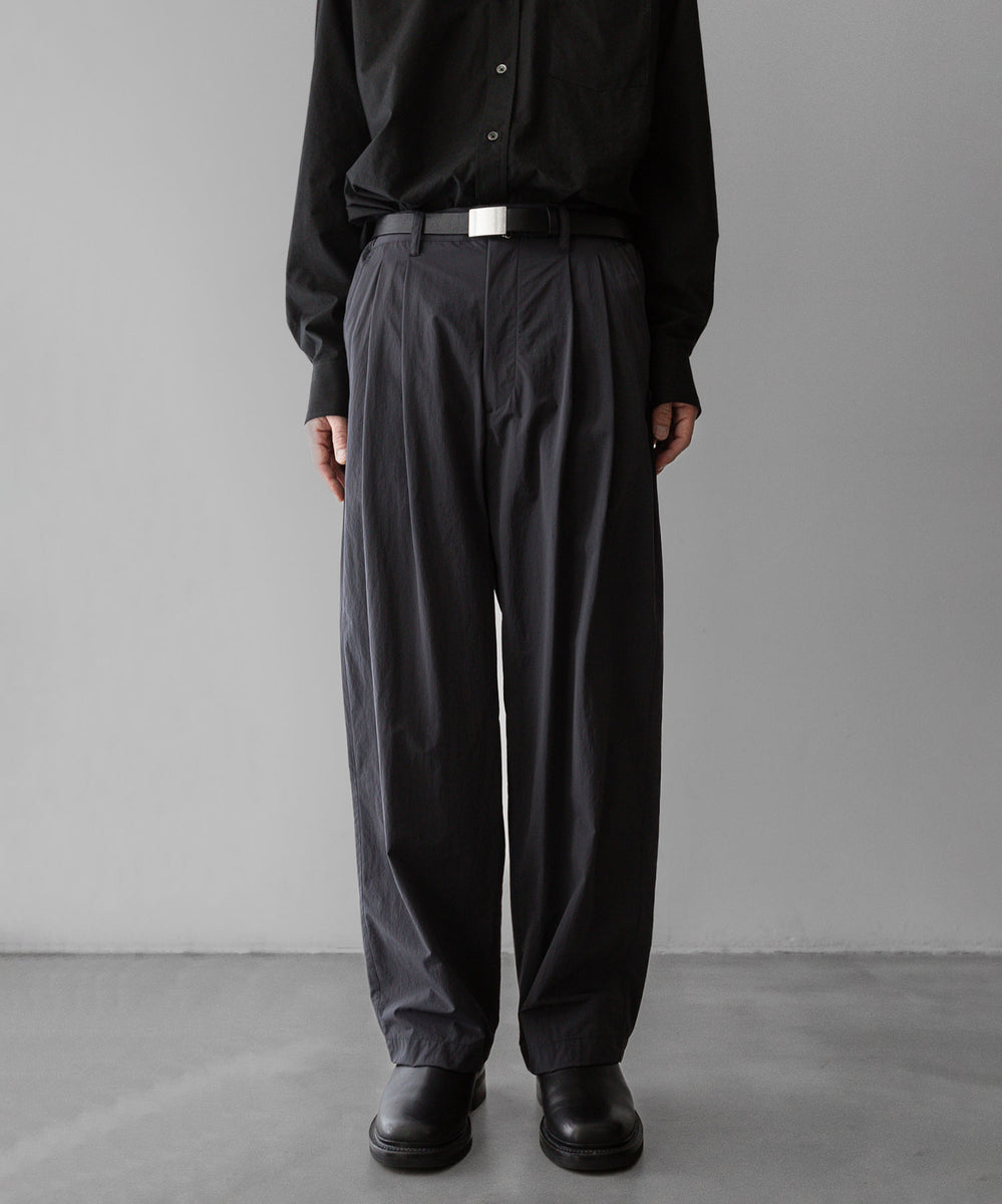 【stein / シュタイン】WINDPROOF NYLON WIDE EASY TROUSERS - DARK GREY KHAKI |  公式通販サイト session(セッション)