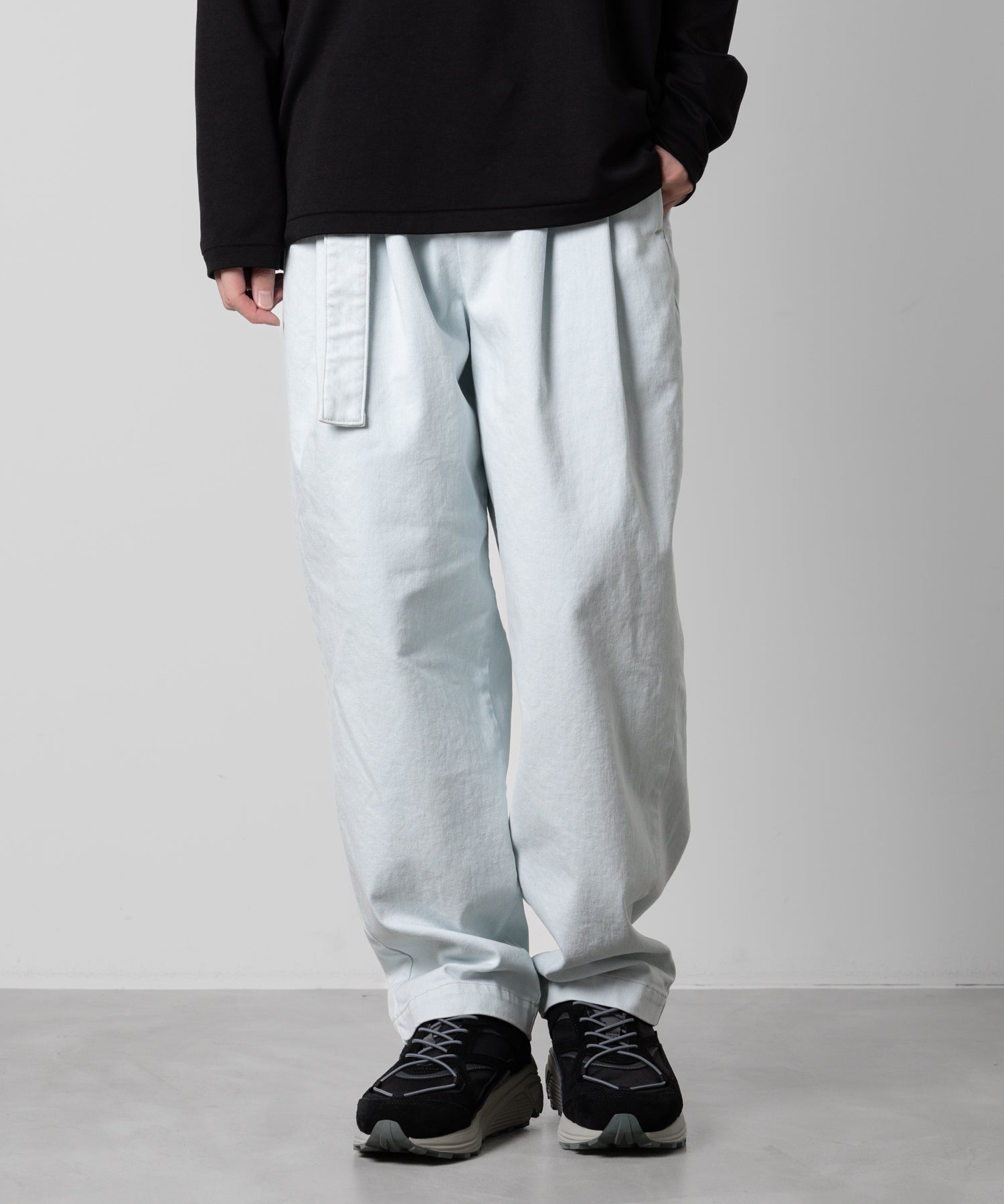 【ATTACHMENT】ATTACHMENT アタッチメントのSUPIMA CO STRETCH DENIM BELTED TAPERED FIT TROUSERS - L.NAVY  公式通販サイトsession福岡セレクトショップ