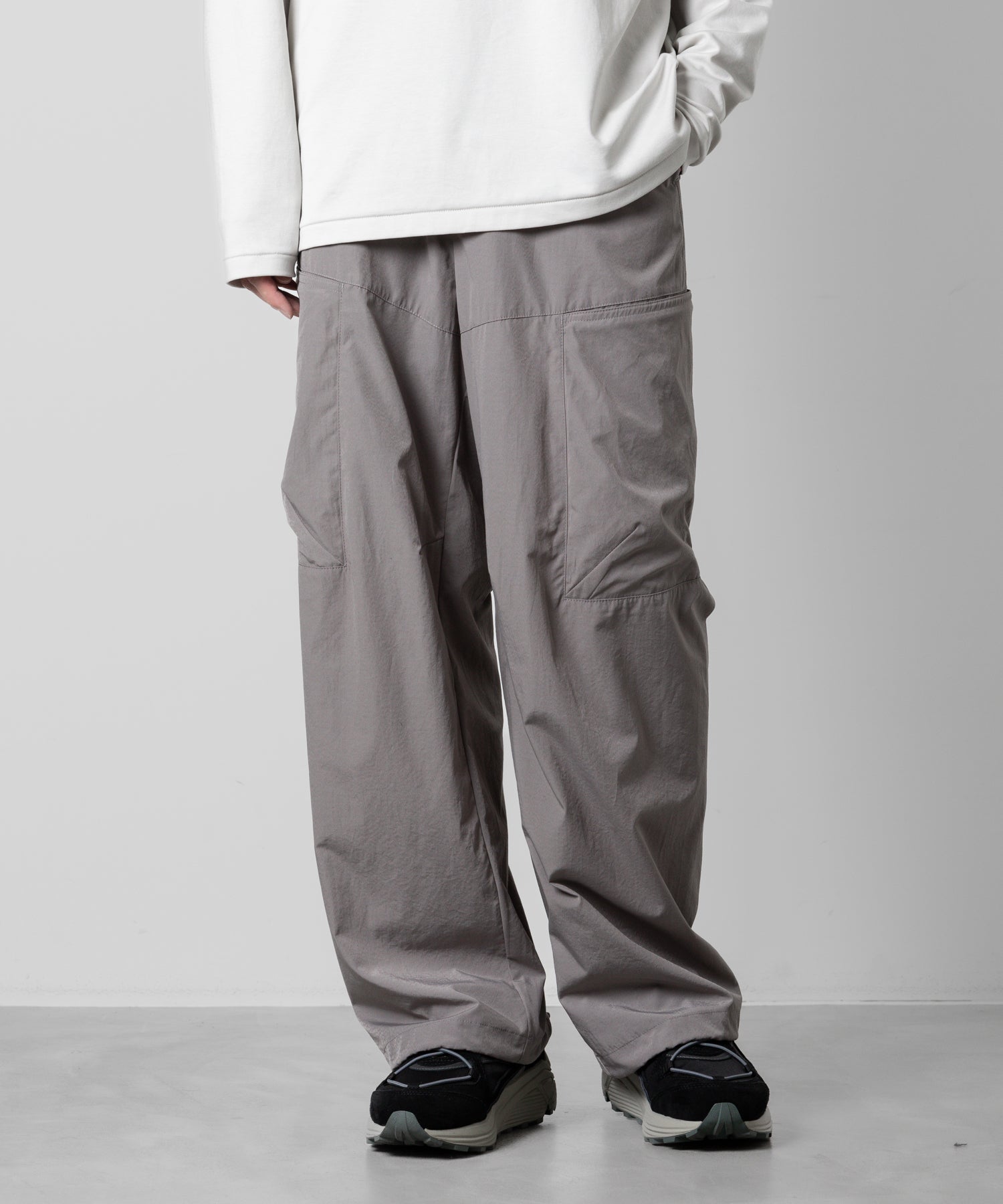 【ATTACHMENT】ATTACHMENT アタッチメントのCO/NY WEATHER CLOTH WIDE CARGO TROUSERS - KHAKI GRAY  公式通販サイトsession福岡セレクトショップ