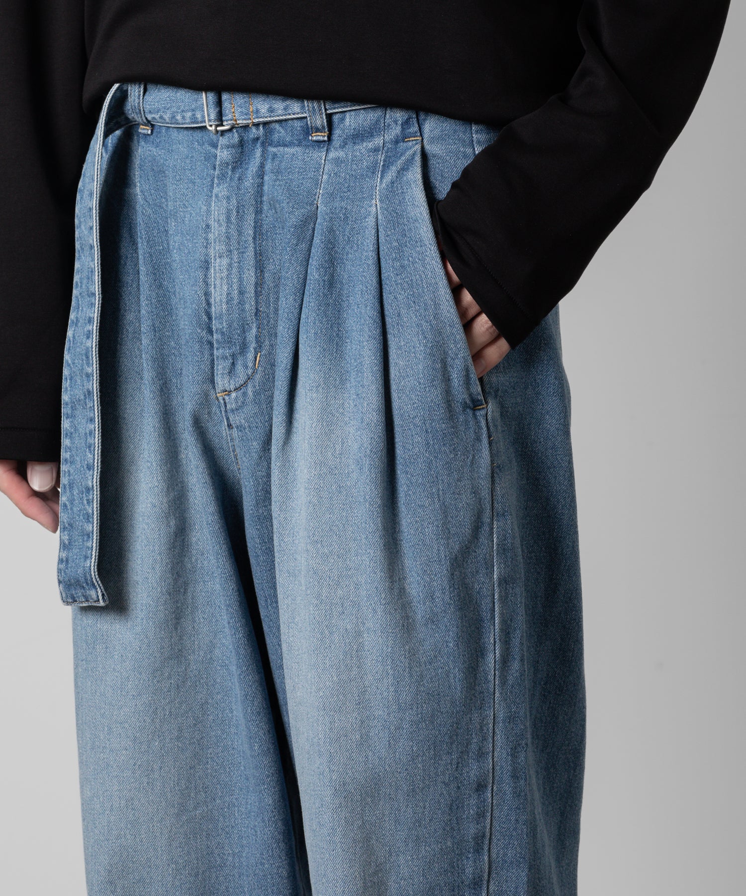 【ATTACHMENT】ATTACHMENT アタッチメントの11oz DENIM BELTED TAPERED FIT TROUSERS - NAVY 公式通販サイトsession福岡セレクトショップ