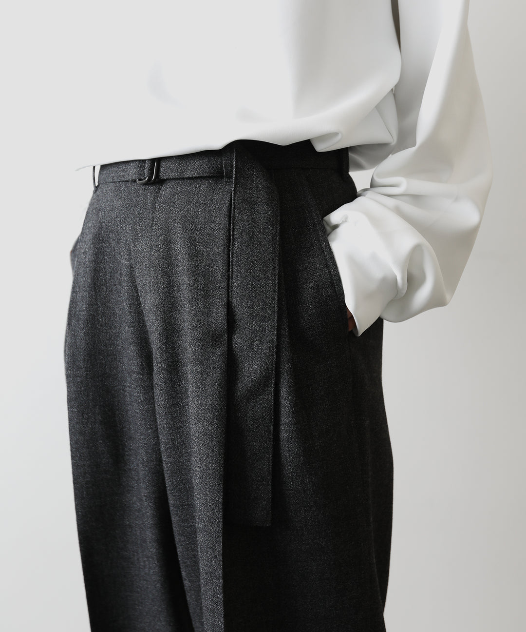 stein / シュタインのBELTED WIDE TROUSERSのSTYLE