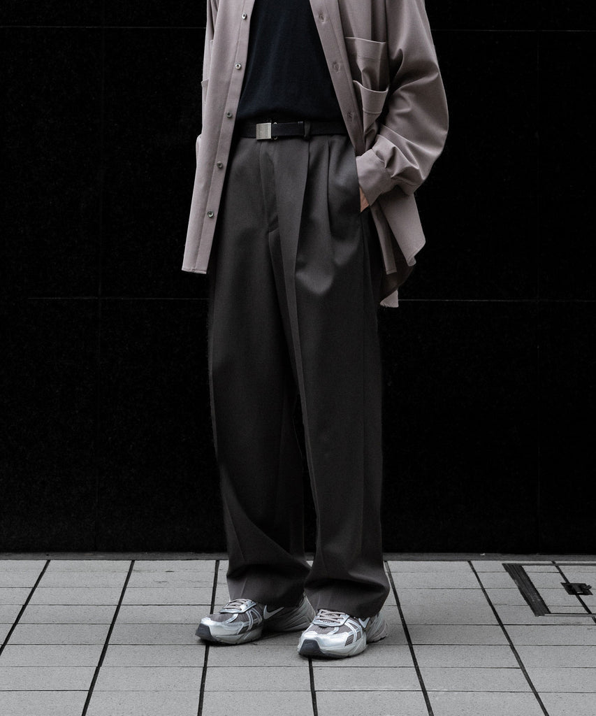 ssstein / シュタイン】TWO TUCK EASY TROUSERS - GREY KHAKI | 公式