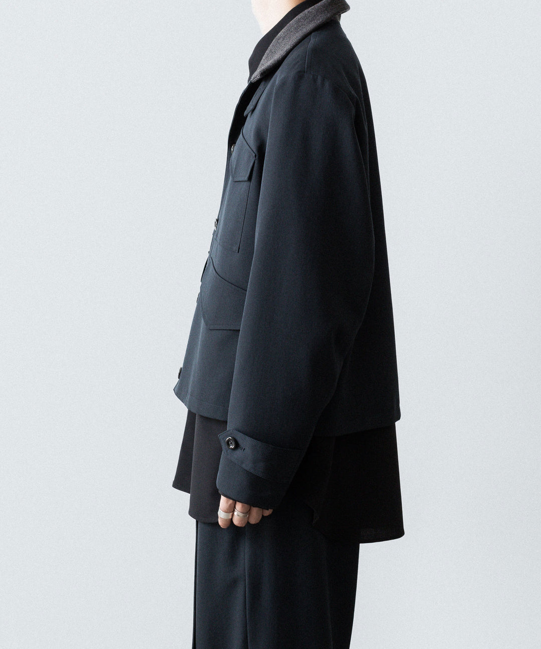 UJOH - ウジョーのRIB COLLAR 4 POCKETS BLOUSONのGRAYISH NAVY公式通販サイトsession福岡セレクトショップ