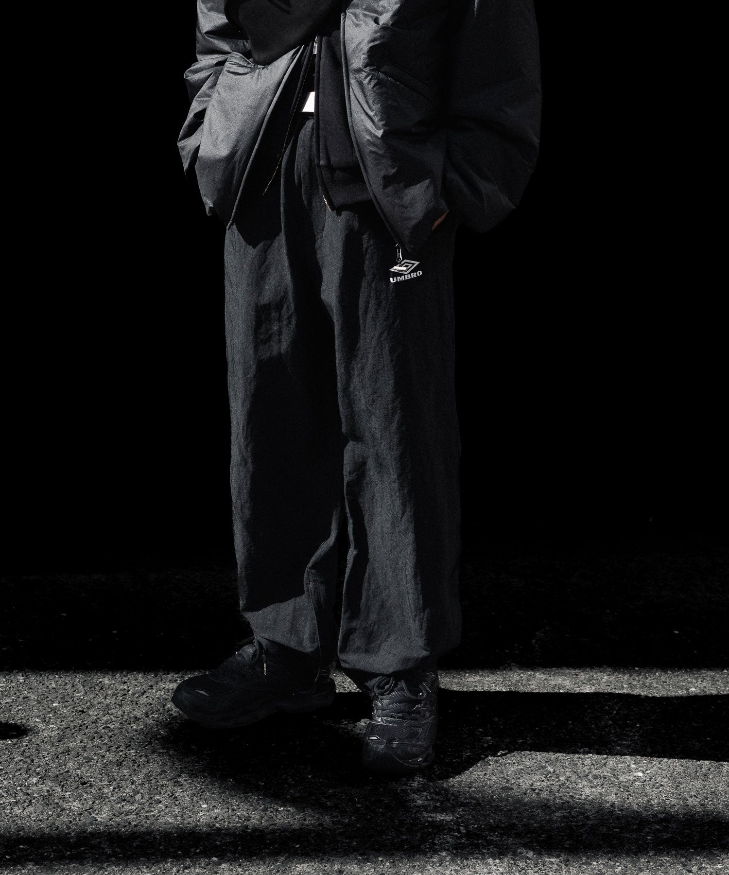 ssstein × UMBRO】LINEN/NYLON TRACK TROUSERS - BLACK | 公式通販