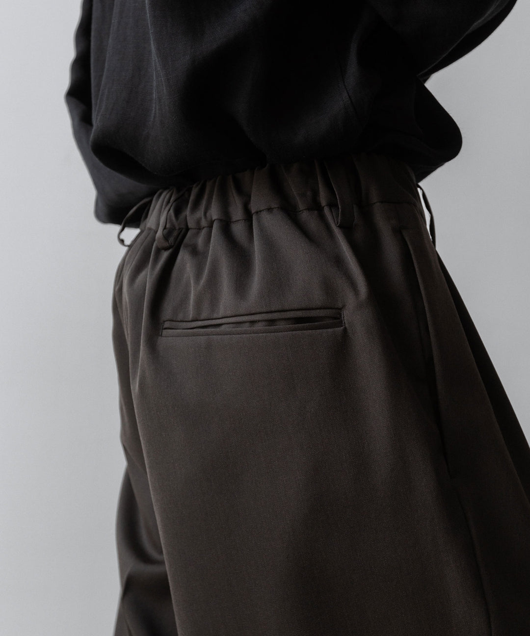 ssstein(シュタイン)のTWO TUCK EASY TROUSERS - GREY KHAKIの公式通販サイトsession福岡セレクトショップ