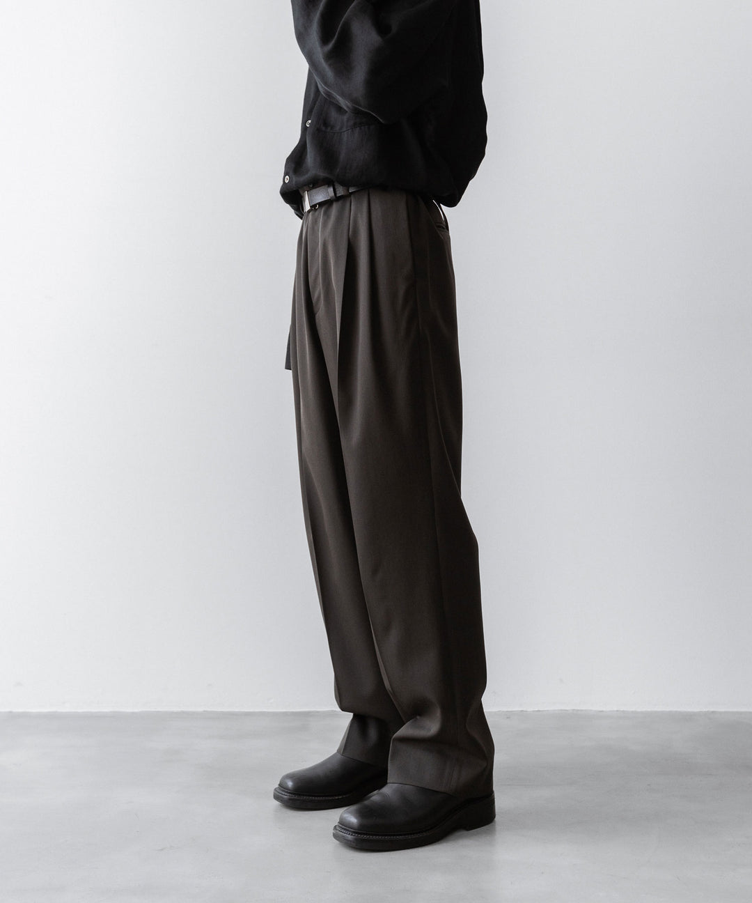 ssstein(シュタイン)のTWO TUCK EASY TROUSERS - GREY KHAKIの公式通販サイトsession福岡セレクトショップ