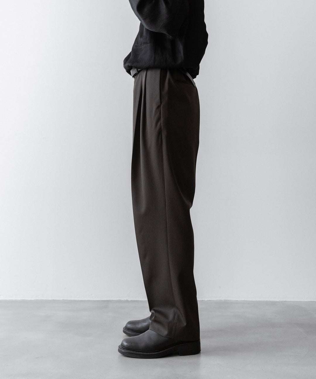 ssstein(シュタイン)のTWO TUCK EASY TROUSERS - GREY KHAKIの公式通販サイトsession福岡セレクトショップ