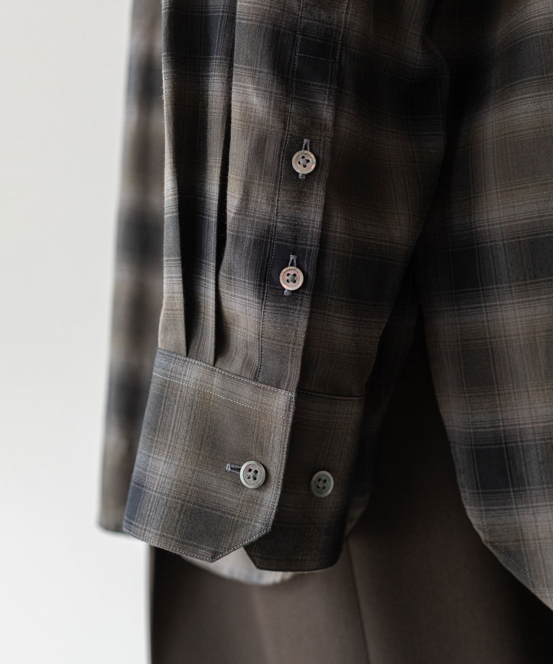stein(シュタイン)の23AWコレクションOVERSIZED DOWN PAT SHIRTのKHAKI OMBRE