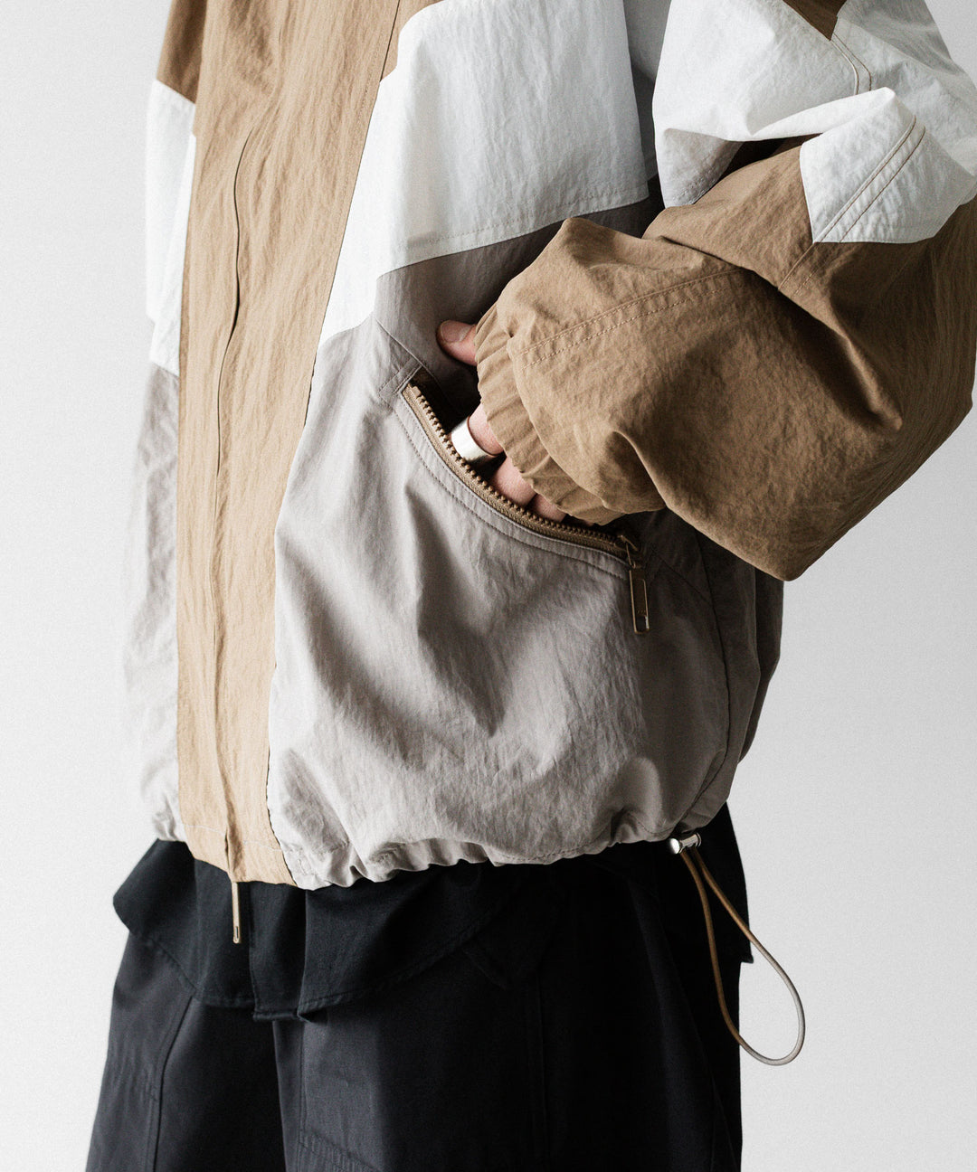 UJOH(ウジョー)×Reebok(リーボック)のZIP STAND COLLAR BLOUSON - BEIGEの公式通販サイトsession福岡セレクトショップ