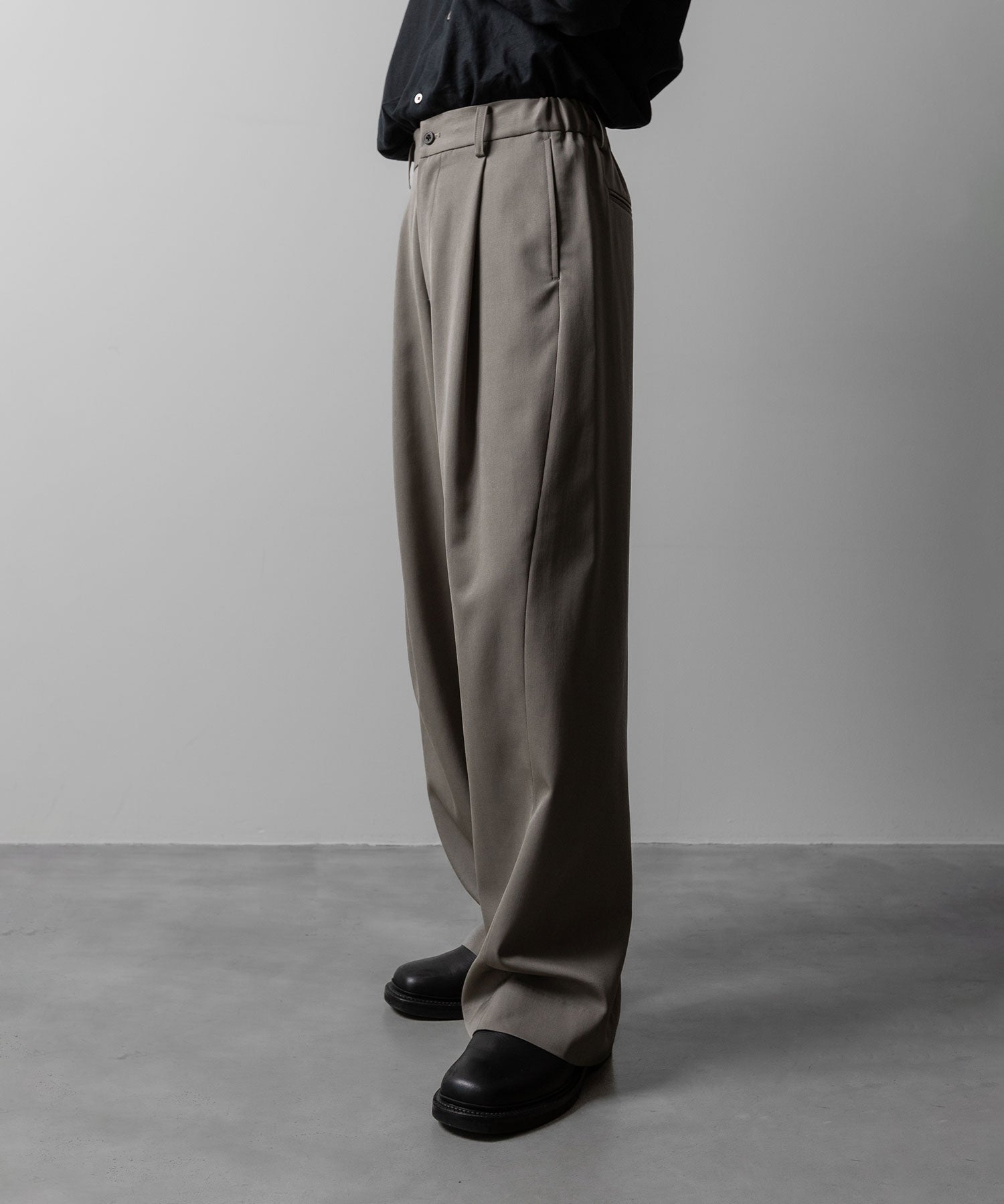 ssstein(シュタイン)のTWIST SEAM WIDE EASY TROUSERS - TAUPE BEIGEの公式通販サイトsession福岡セレクトショップ
