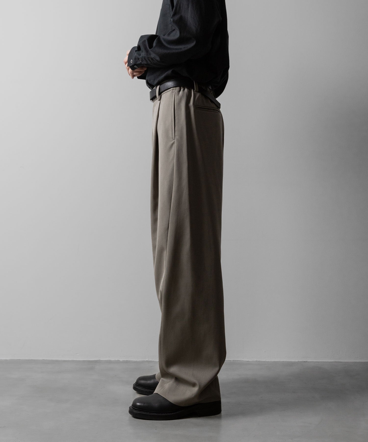 ssstein(シュタイン)のTWIST SEAM WIDE EASY TROUSERS - TAUPE BEIGEの公式通販サイトsession福岡セレクトショップ
