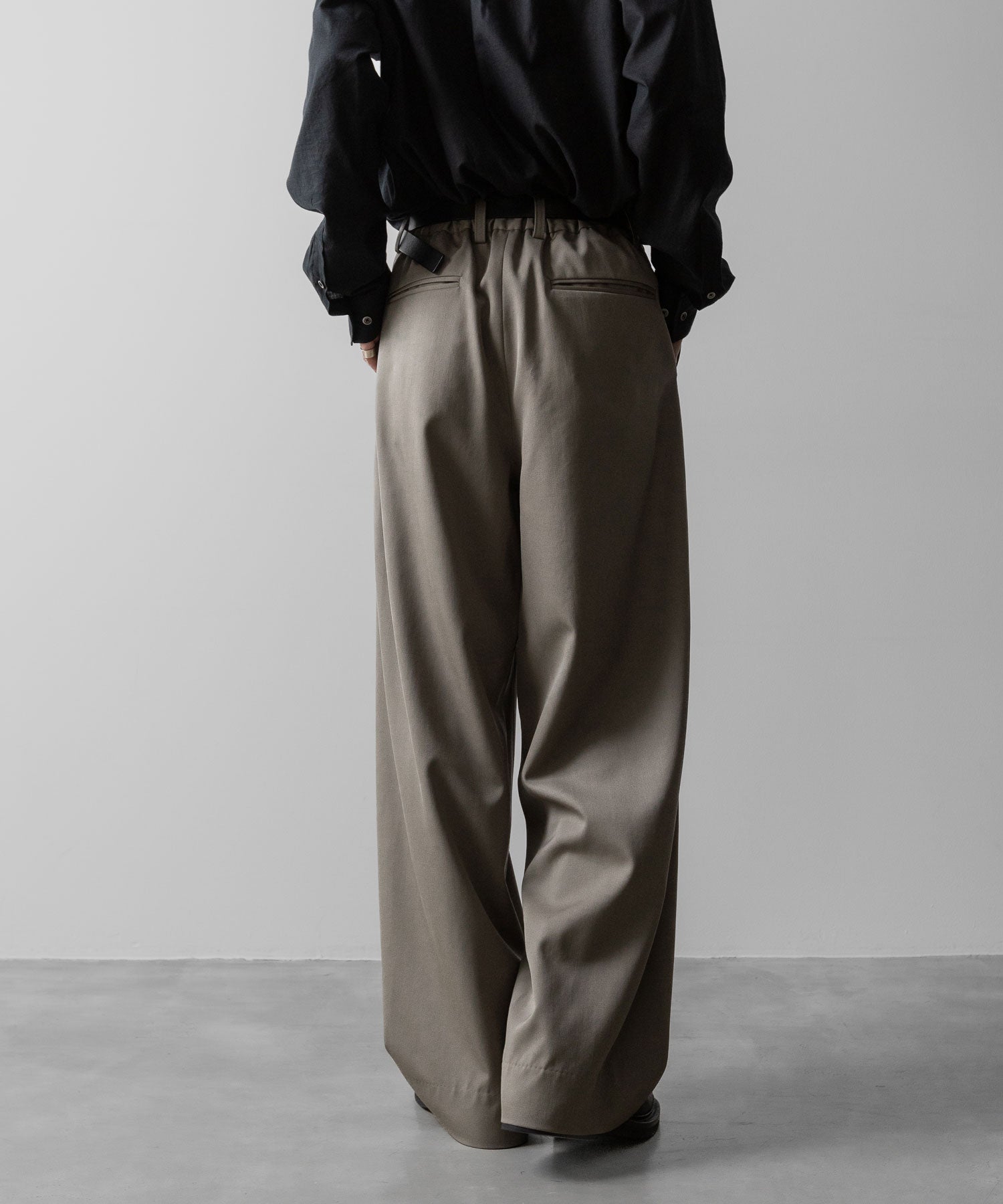 ssstein(シュタイン)のTWIST SEAM WIDE EASY TROUSERS - TAUPE BEIGEの公式通販サイトsession福岡セレクトショップ
