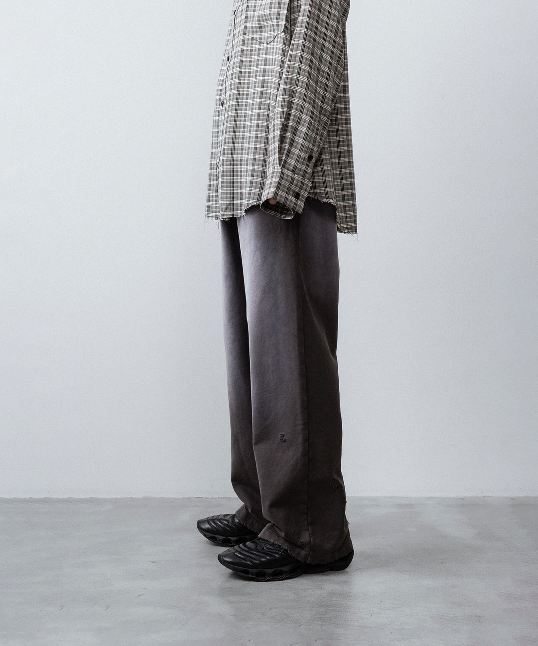 【CODA】WORN BLACK AGING FADED DAMAGED SWEATPANTS - WORN BLACK