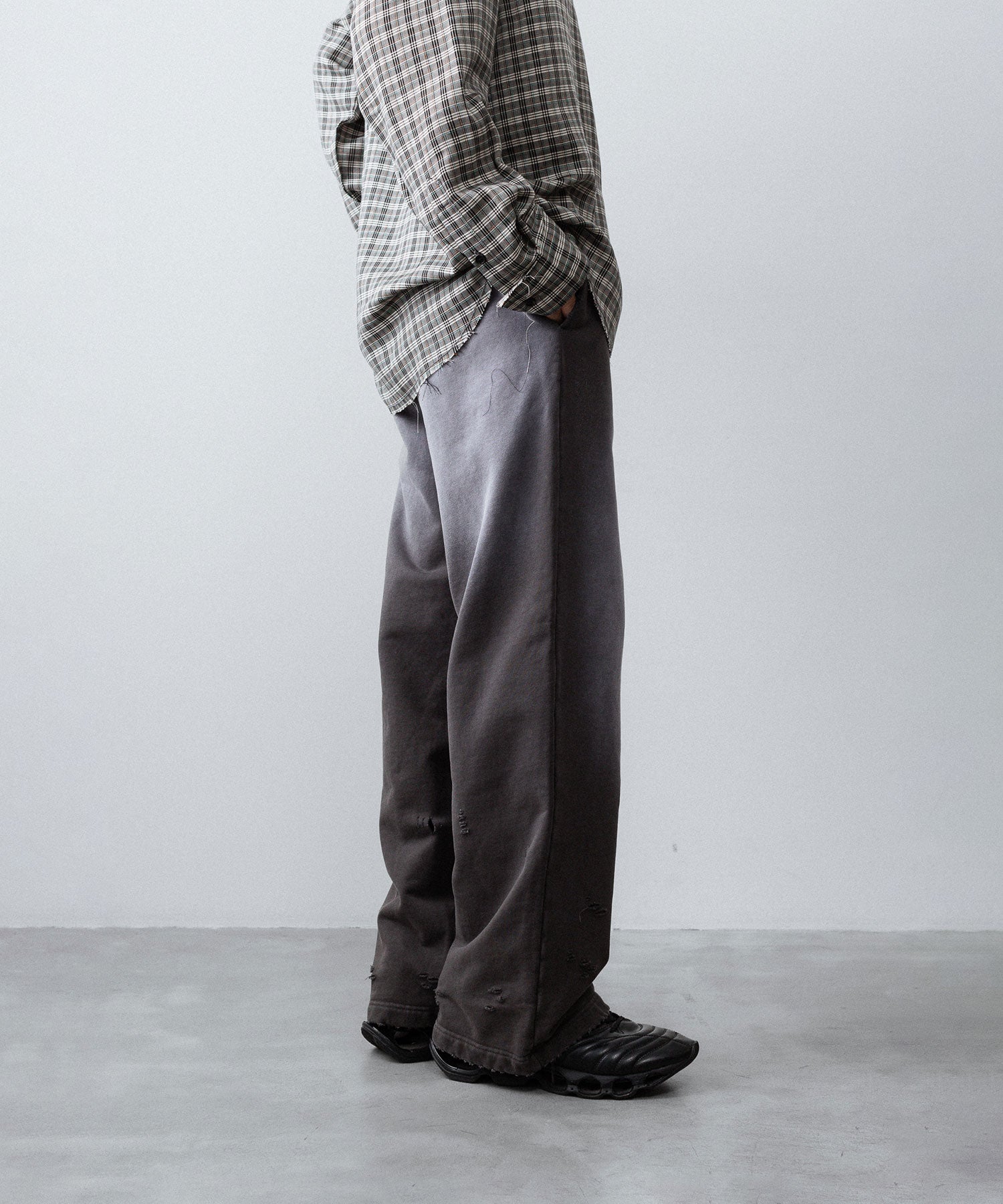 【CODA】WORN BLACK AGING FADED DAMAGED SWEATPANTS - WORN BLACK