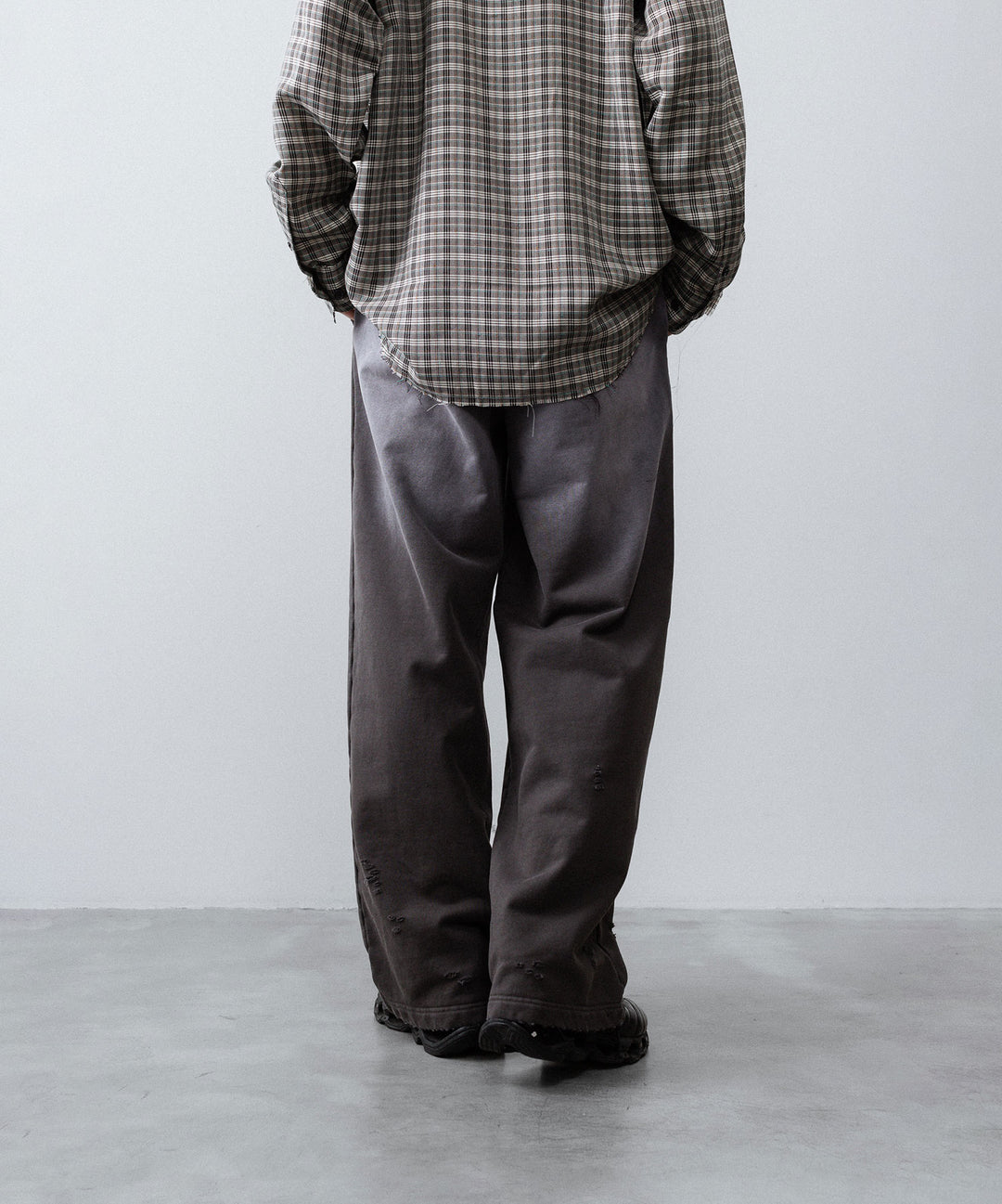 【CODA】WORN BLACK AGING FADED DAMAGED SWEATPANTS - WORN BLACK