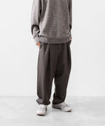 画像をギャラリービューアに読み込む, UJOH ウジョー CROSS TUCK PNTのOLIVE GRAY 公式通販サイトsession福岡セレクトショップ
