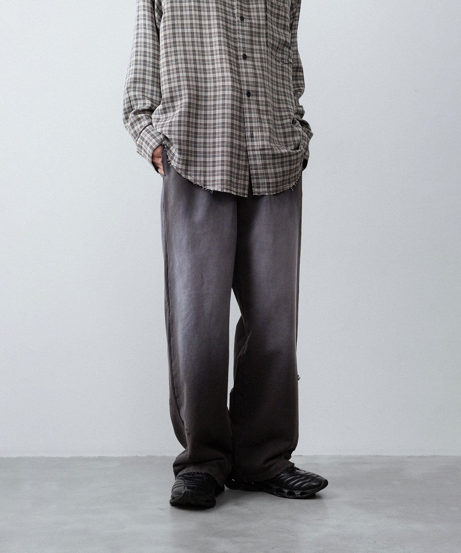 【CODA】WORN BLACK AGING FADED DAMAGED SWEATPANTS - WORN BLACK