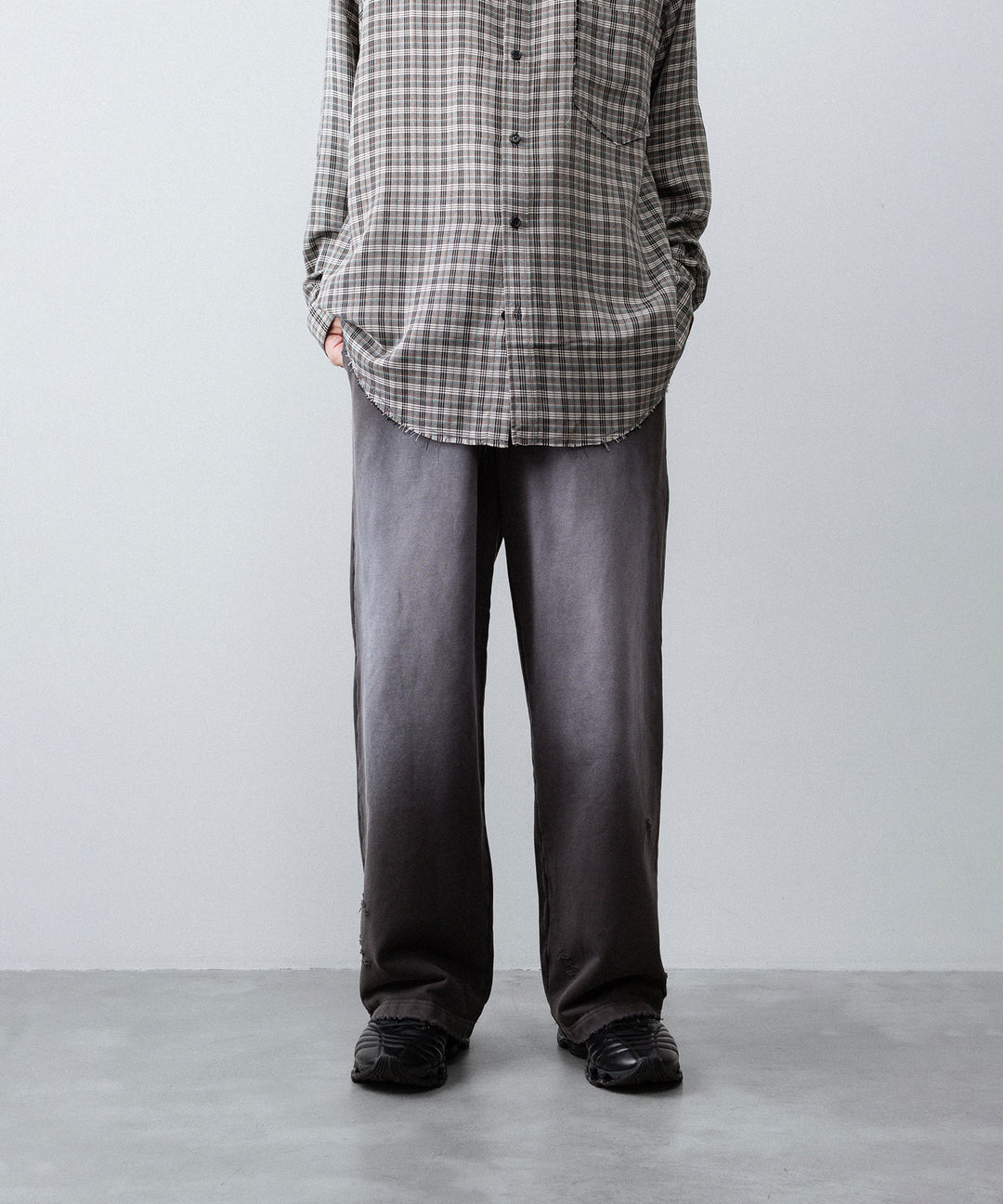 【CODA】WORN BLACK AGING FADED DAMAGED SWEATPANTS - WORN BLACK