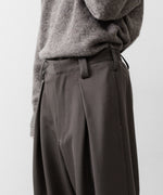 画像をギャラリービューアに読み込む, UJOH ウジョー CROSS TUCK PNTのOLIVE GRAY 公式通販サイトsession福岡セレクトショップ
