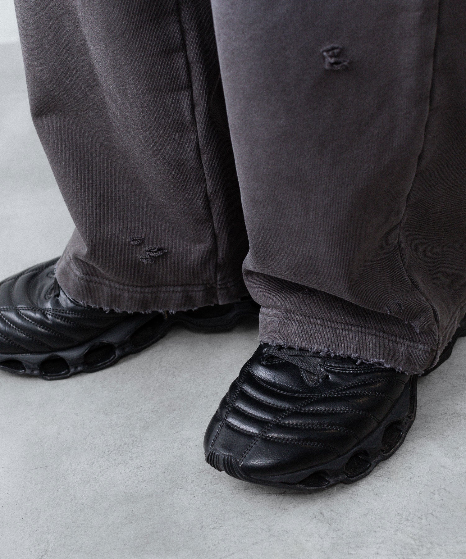 【CODA】WORN BLACK AGING FADED DAMAGED SWEATPANTS - WORN BLACK
