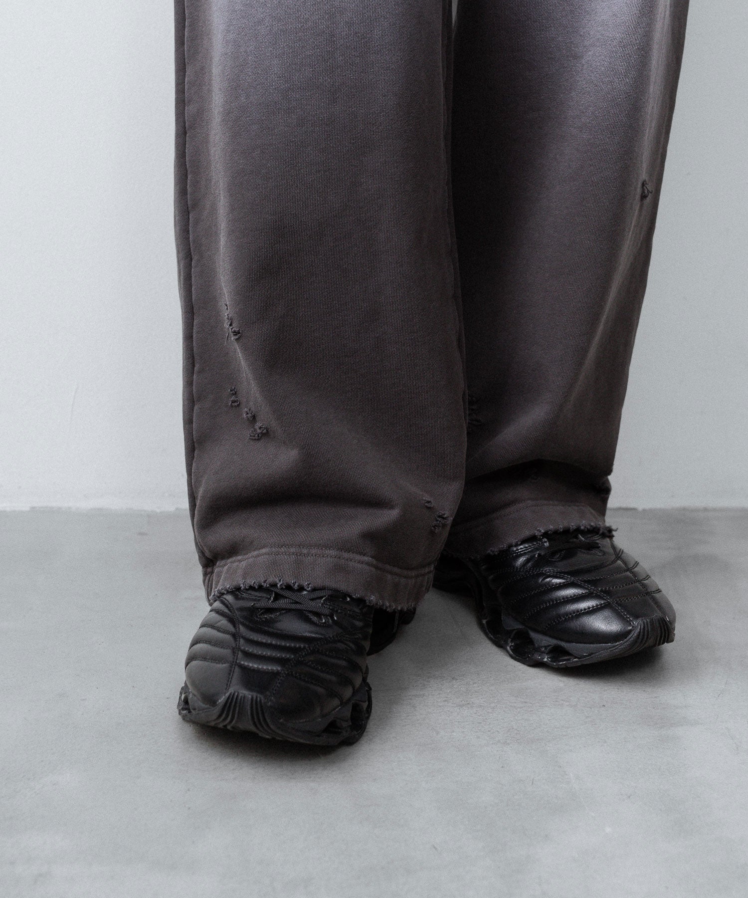 【CODA】WORN BLACK AGING FADED DAMAGED SWEATPANTS - WORN BLACK
