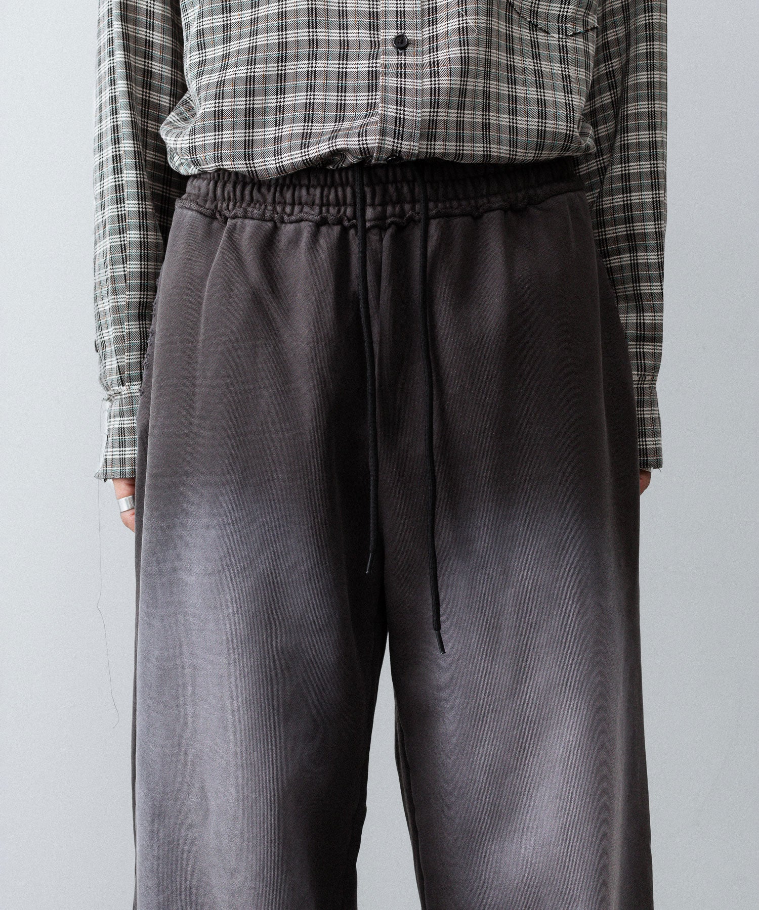 【CODA】WORN BLACK AGING FADED DAMAGED SWEATPANTS - WORN BLACK