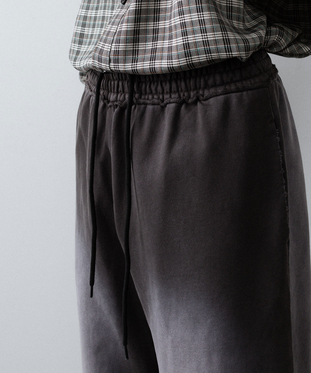 【CODA】WORN BLACK AGING FADED DAMAGED SWEATPANTS - WORN BLACK