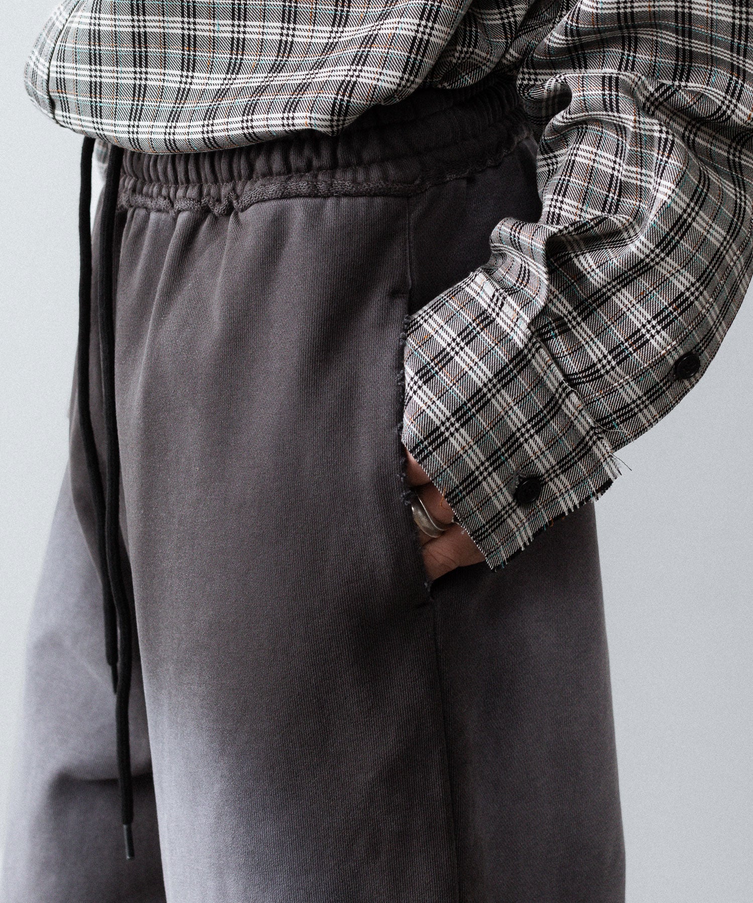 【CODA】WORN BLACK AGING FADED DAMAGED SWEATPANTS - WORN BLACK