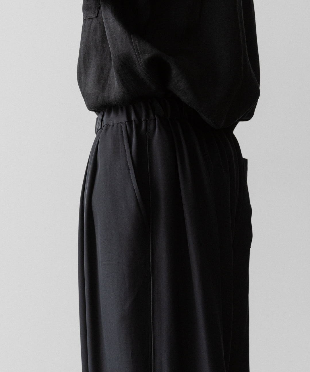 ANTHEM Aアンセムエー のSILKY VISCOSE 2TUCK FLARE EASY PANTS - BLACKの公式通販サイトsession福岡セレクトショップ