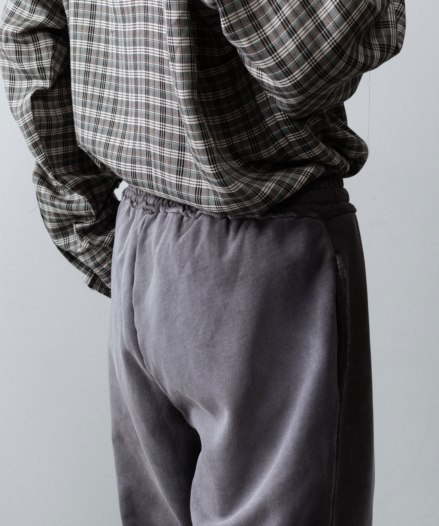 【CODA】WORN BLACK AGING FADED DAMAGED SWEATPANTS - WORN BLACK