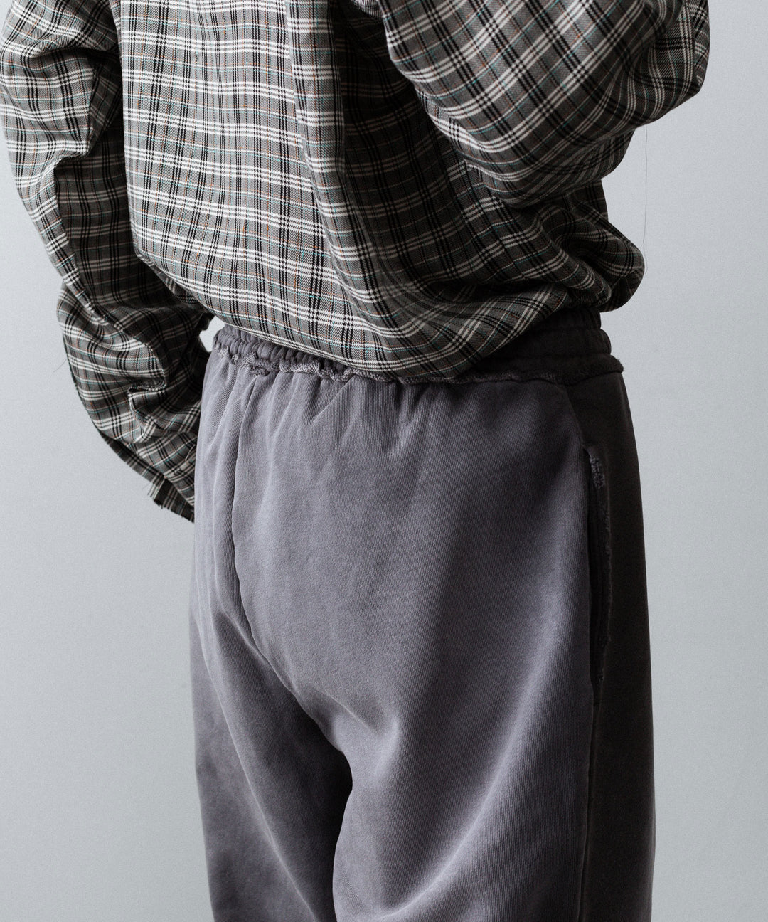 【CODA】WORN BLACK AGING FADED DAMAGED SWEATPANTS - WORN BLACK