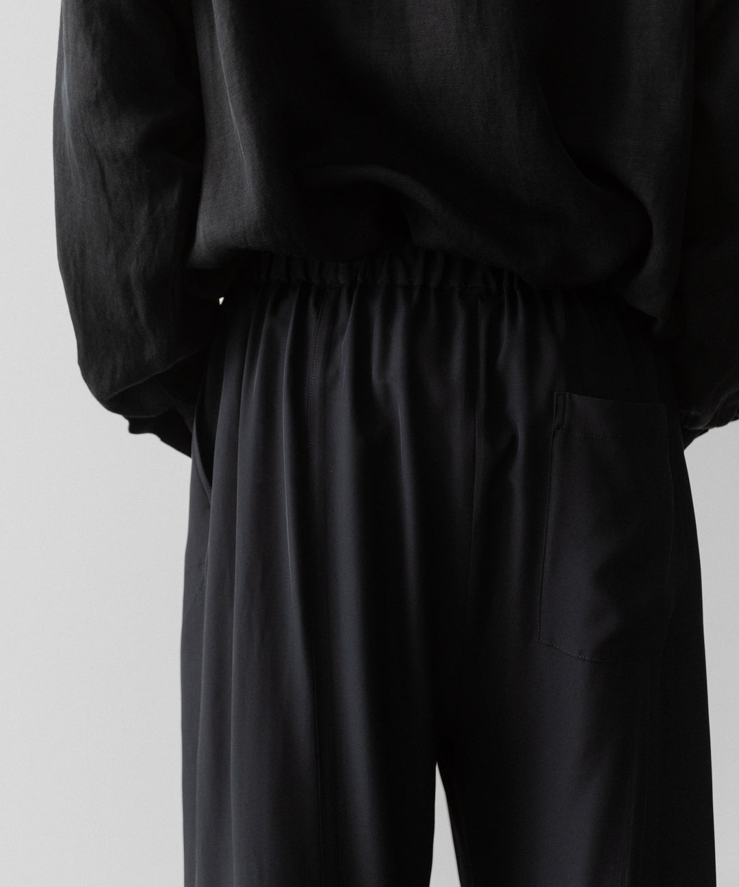 ANTHEM Aアンセムエー のSILKY VISCOSE 2TUCK FLARE EASY PANTS - BLACKの公式通販サイトsession福岡セレクトショップ