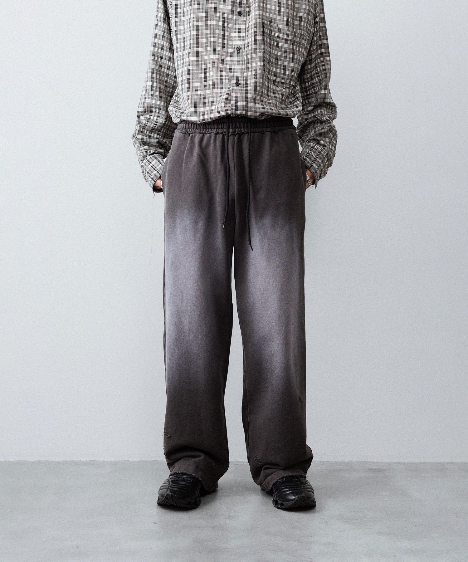 【CODA】WORN BLACK AGING FADED DAMAGED SWEATPANTS - WORN BLACK