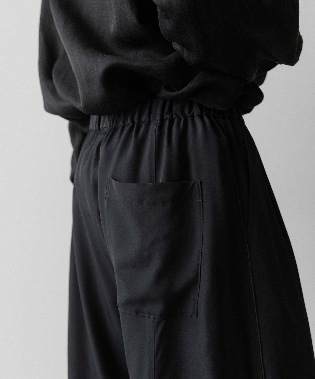 ANTHEM Aアンセムエー のSILKY VISCOSE 2TUCK FLARE EASY PANTS - BLACKの公式通販サイトsession福岡セレクトショップ