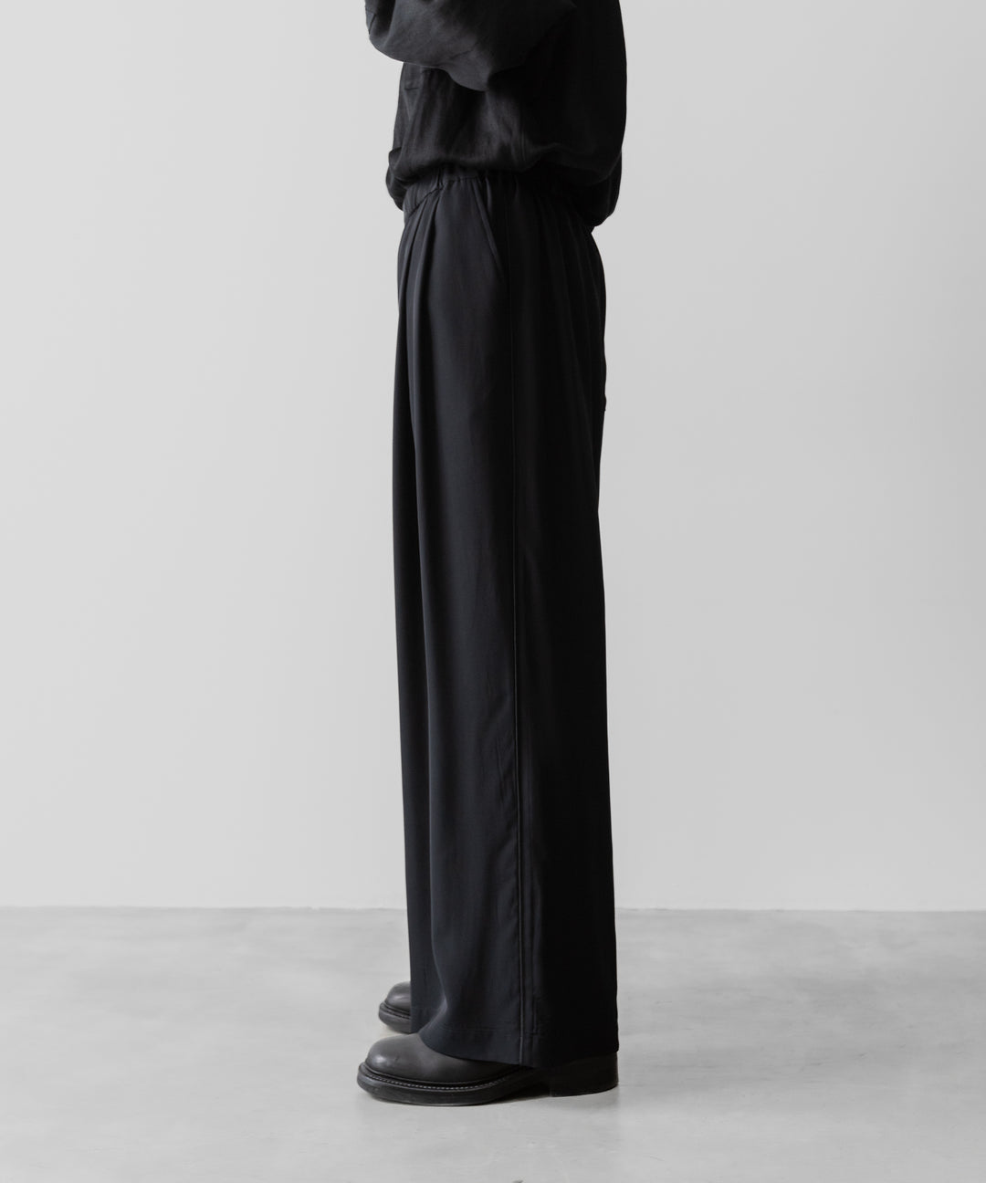 ANTHEM Aアンセムエー のSILKY VISCOSE 2TUCK FLARE EASY PANTS - BLACKの公式通販サイトsession福岡セレクトショップ