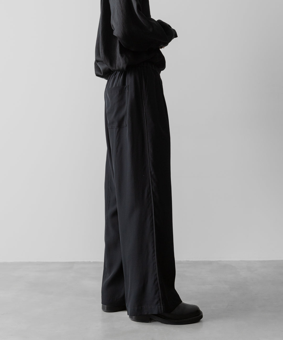 ANTHEM Aアンセムエー のSILKY VISCOSE 2TUCK FLARE EASY PANTS - BLACKの公式通販サイトsession福岡セレクトショップ