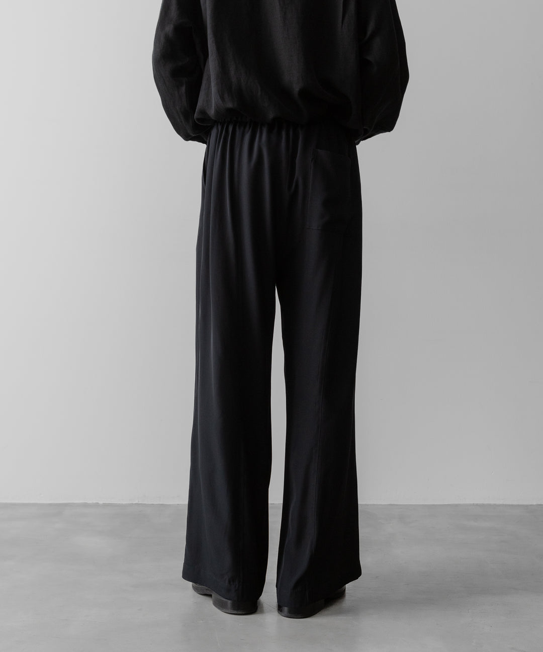 ANTHEM Aアンセムエー のSILKY VISCOSE 2TUCK FLARE EASY PANTS - BLACKの公式通販サイトsession福岡セレクトショップ