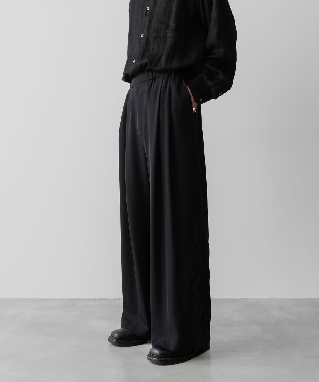 ANTHEM Aアンセムエー のSILKY VISCOSE 2TUCK FLARE EASY PANTS - BLACKの公式通販サイトsession福岡セレクトショップ