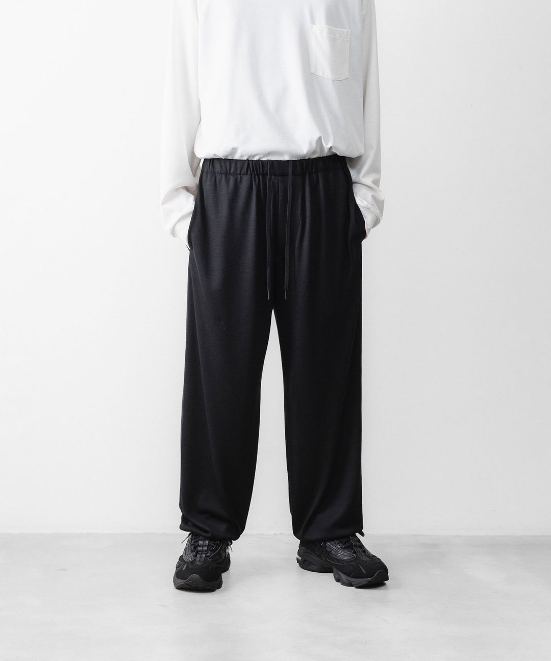 【 WWW 】TAPERD JOGGER PANTS - BLACK