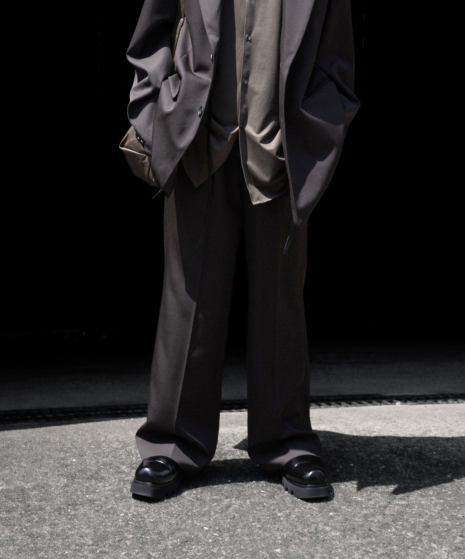ssstein / シュタイン】FLARE TROUSERS - GREY KHAKI | 公式通販サイト