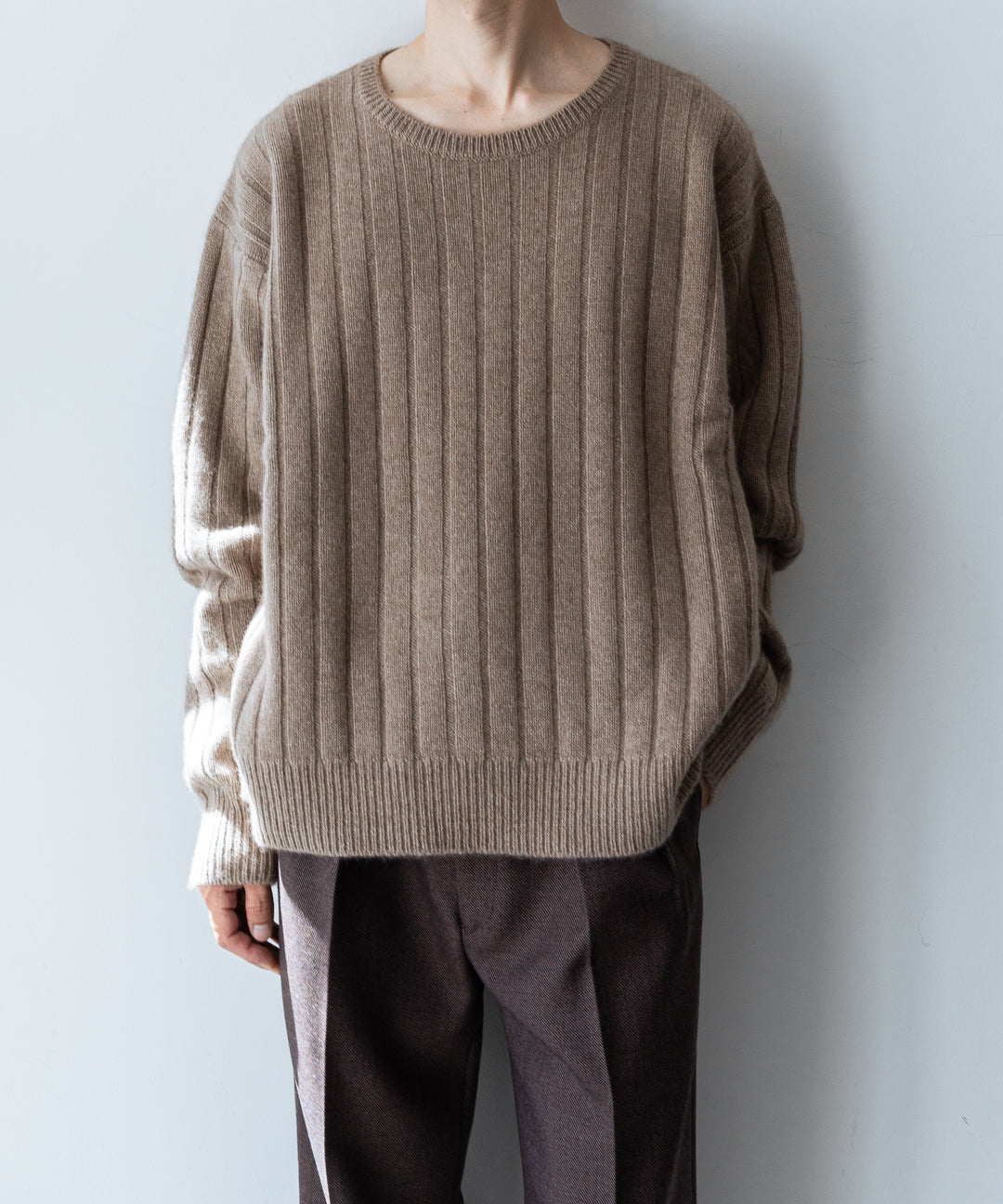 【INTÉRIM】NATURAL BROWN NEEDLE CREW SWEATER - NAT.BROWN