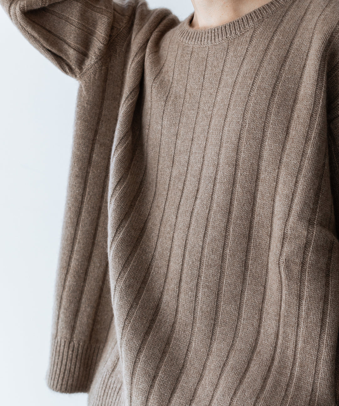 【INTÉRIM】NATURAL BROWN NEEDLE CREW SWEATER - NAT.BROWN
