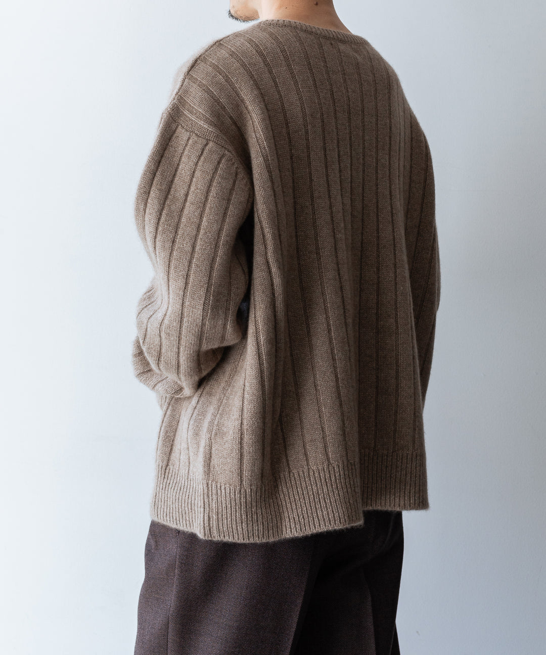 【INTÉRIM】NATURAL BROWN NEEDLE CREW SWEATER - NAT.BROWN