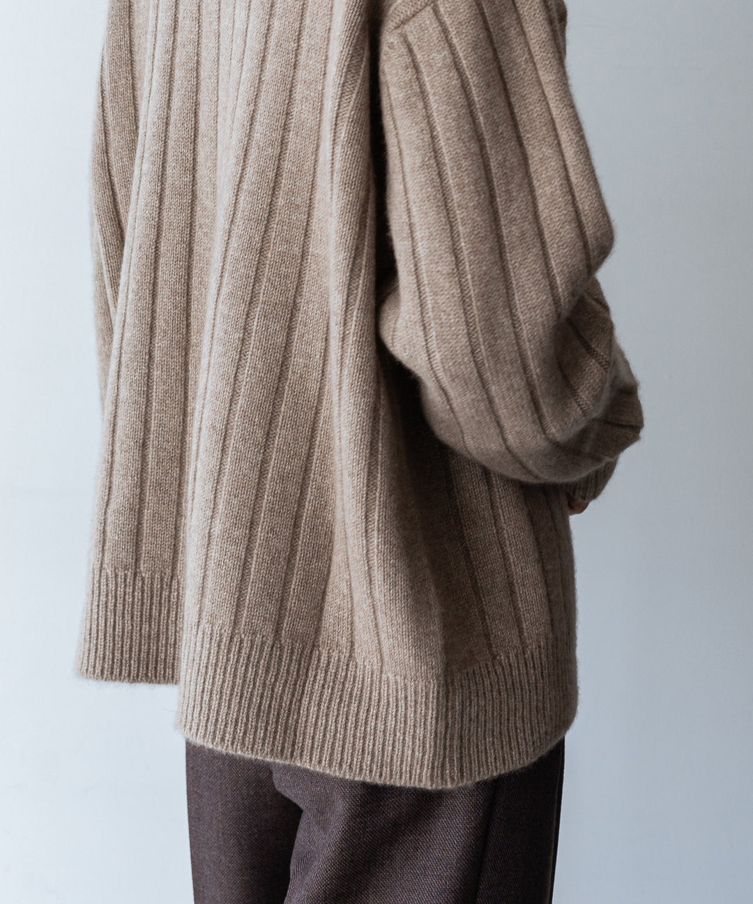 【INTÉRIM】NATURAL BROWN NEEDLE CREW SWEATER - NAT.BROWN