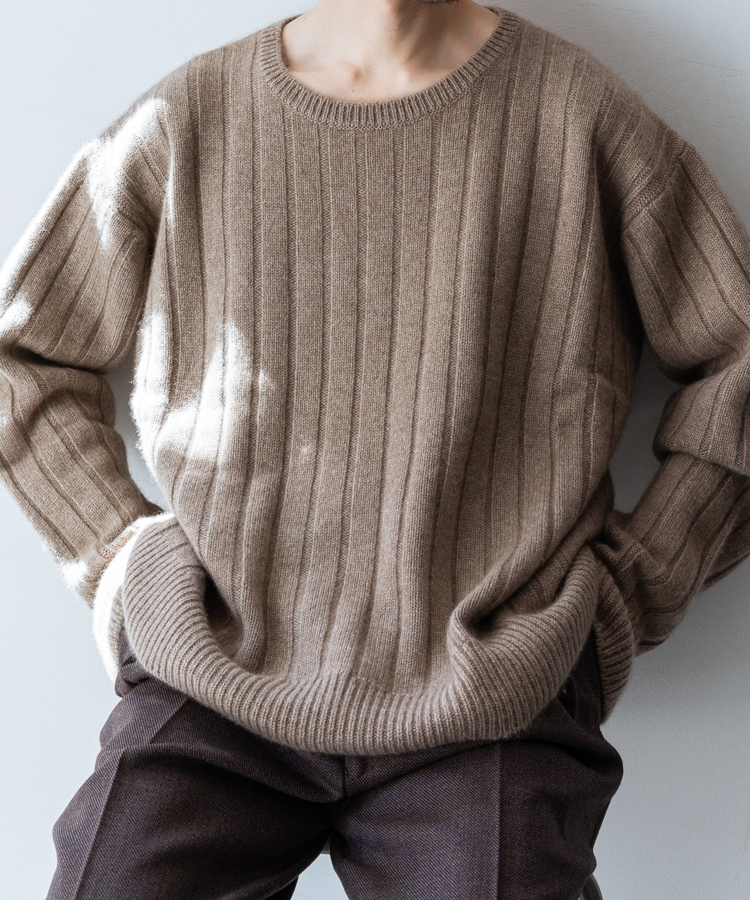 【INTÉRIM】NATURAL BROWN NEEDLE CREW SWEATER - NAT.BROWN