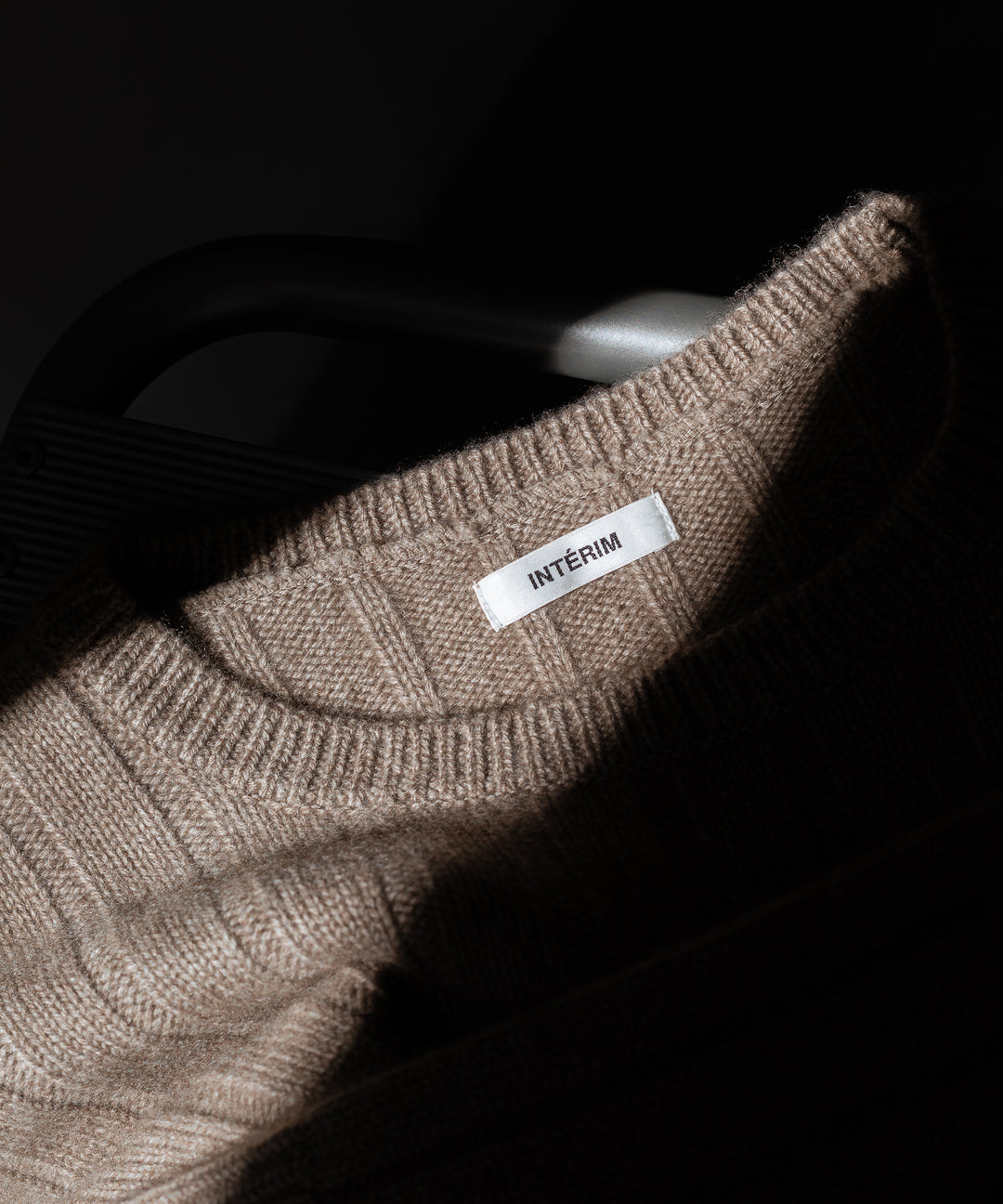 【INTÉRIM】NATURAL BROWN NEEDLE CREW SWEATER - NAT.BROWN