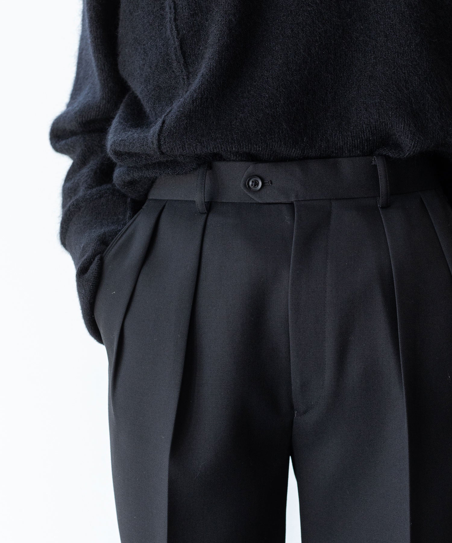 【INTÉRIM】PURE BLACK WOOL 2-TUCK STRAIGHT SLACKS - BLACK