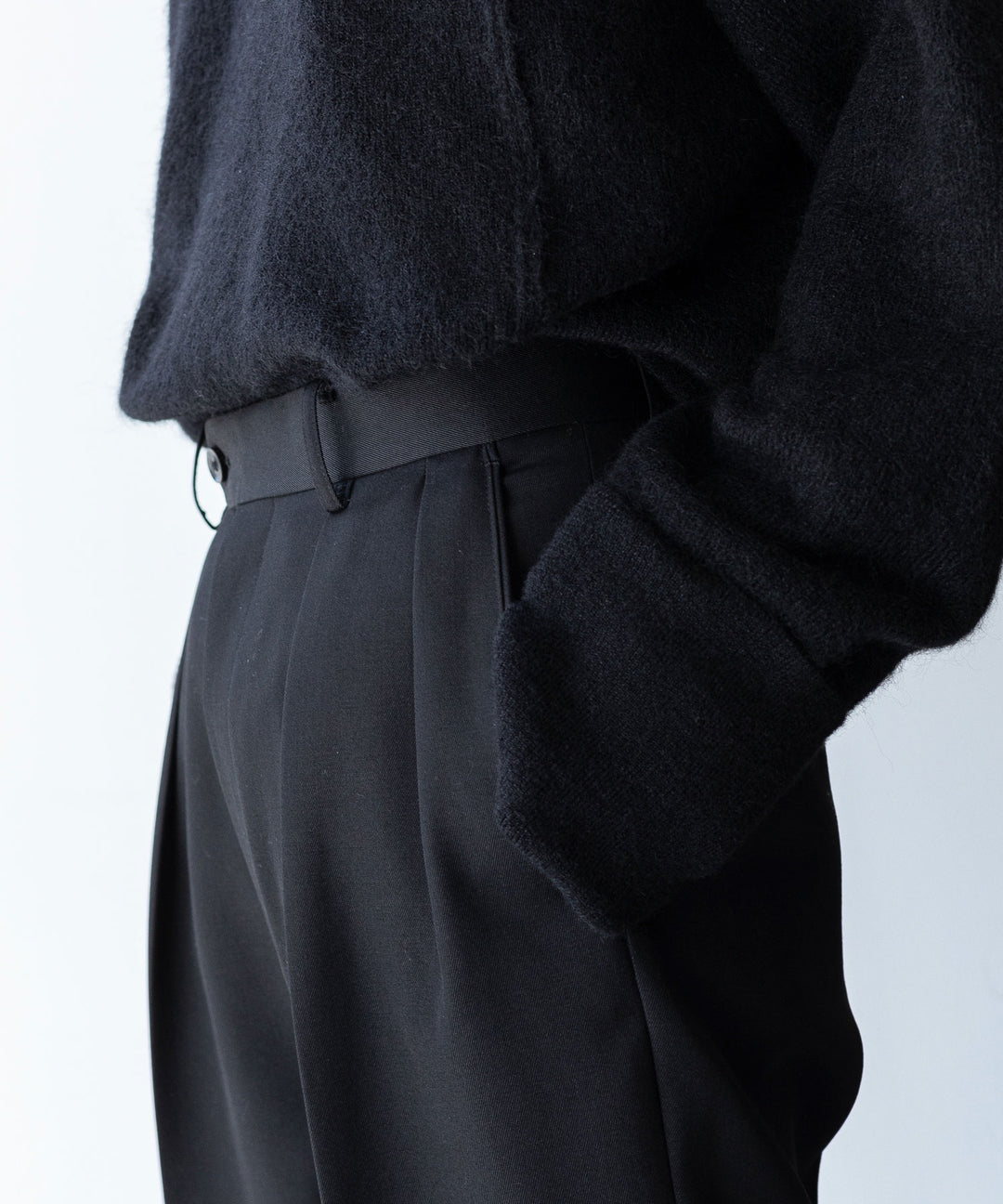 【INTÉRIM】PURE BLACK WOOL 2-TUCK STRAIGHT SLACKS - BLACK