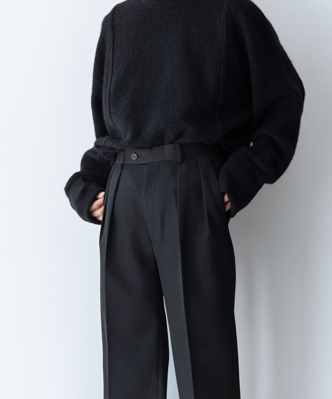 【INTÉRIM】PURE BLACK WOOL 2-TUCK STRAIGHT SLACKS - BLACK